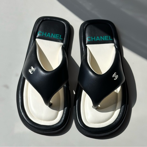 Chanel 22p Lambskin Padded Pool Thong Slides Black/White - Picture 1 of 9